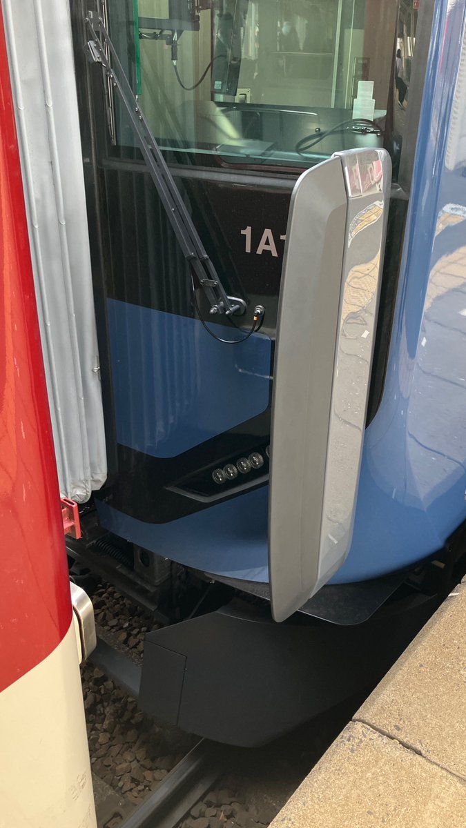 連結器の段数で相手の車種を識別しているとかかな？九州だと両サイドの