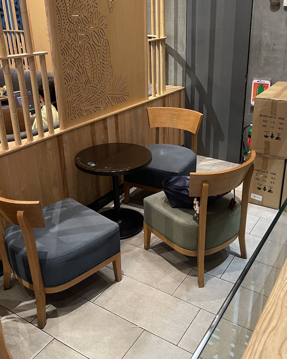 คนใช้ Starbucks สาขาสามย่านมิตรทาวน์โดยเฉลี่ย คือไม่มีคน มีแต่ของ มีแต่กระเป๋า งงมาก

ไม่อยากจะบอกว่าอะไรยังไง แต่แบบนี้น่าเกลียดเกินไป เลยได้แต่ถ่าย ไม่อยากยุ่งกับของเค้า อย่างน้อยเอาของกองๆ ก็ยังดีค่า

#สามย่านมิตรทาวน์
#Starbucks
#SamyanMitrtown