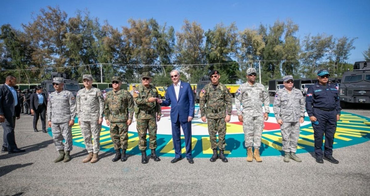 Informador SDO                                                                                     : Abinader entrega equipos militares, vehículos blin... elinformadordetodos.blogspot.com/2026/02/abinad…