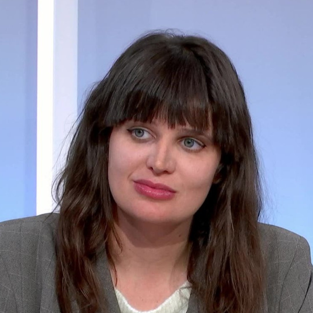 Alma Dufour est une députée LFI qui ayant quelques particularités qui permettent de la différencier de ses consoeurs.
Alma Dufour c'est tout d'abord un look, celui d'une actrice porno des années 70, tandis que ses distinguées consoeurs sont sapées comme des as de pique.
Alma