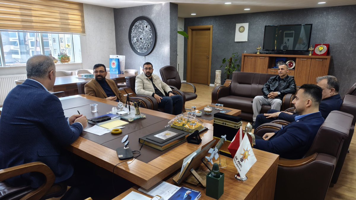 SansiHuseyin's tweet photo. 📍AK Parti Batman İl Başkanlığı 

Batman Sağlık-Sen İl Başkanı İbrahim Halil Dursun, Batman Öz Sağlık İş Sendikası Başkanı Ahmet Altunç ve Türkiye Şehit Aileleri ve Gaziler Vakfı Başkanı Ferhat Tüzün ve kıymetli yönetimini parti binamızda ağırladık.

Şehrimiz için sorumluluk alan tüm kurumlarımızla istişareyi, ortak aklı ve iş birliğini esas alıyor; her bir fikri çok değerli görüyoruz.

▶️Ortak Gayemiz Batman....

#BirlikteGüçlüyüz #Ramazan #MilletimizleNiyetimizBir