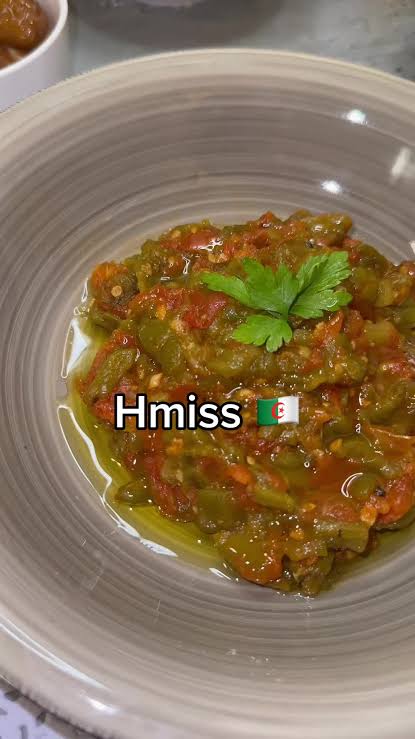 La galette Kesra et la salade Hmiss sont deux spécialités emblématiques de la cuisine algérienne, souvent servies ensemble, notamment pendant le Ramadan pour le ftour, ou au quotidien avec des plats en sauce, du lben (lait fermenté), des dattes, une chorba, etc.

C'est une