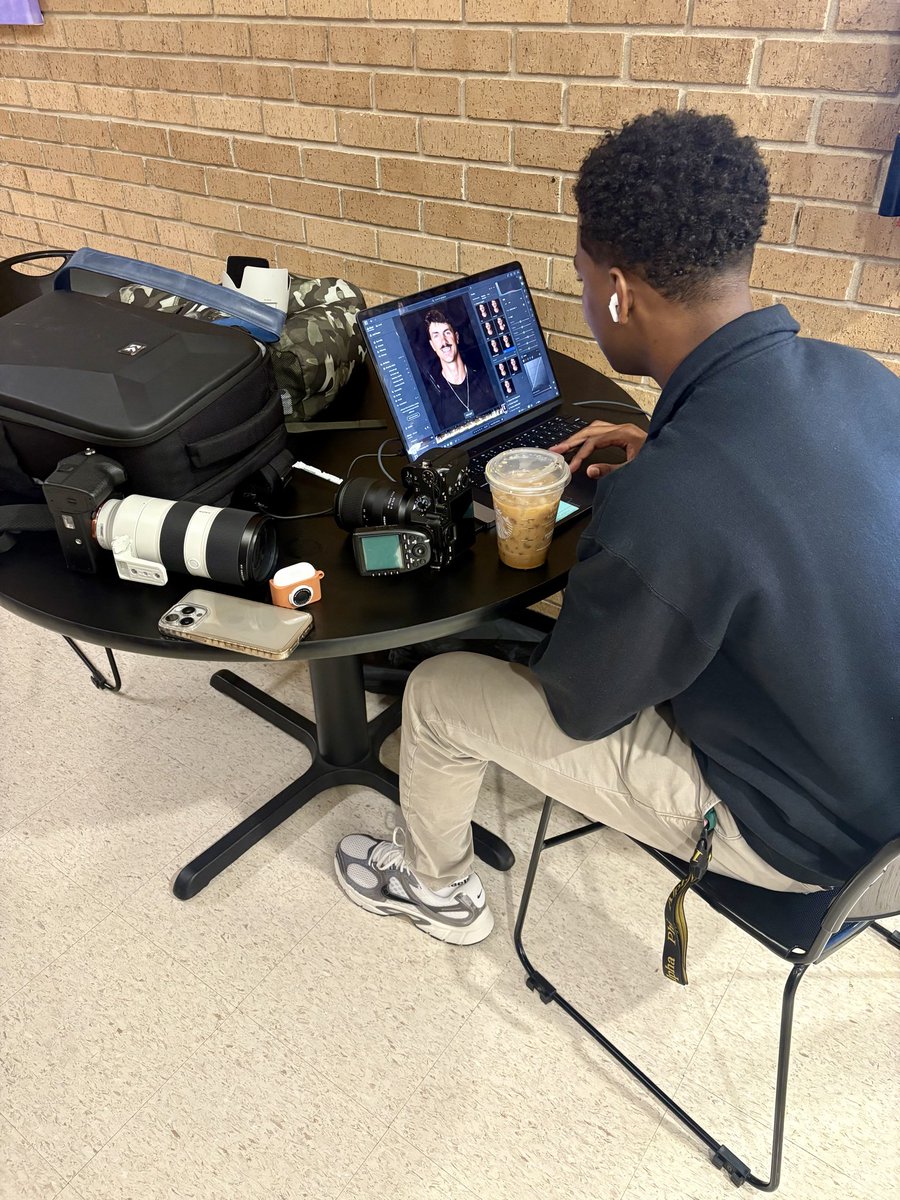 HP 4180 - Our pre-internship course - is providing students with free headshots today from @coreevisuals #professionalpreparation #readytointern #hhp #forkem