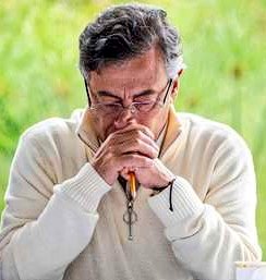 La congresista conservadora Angela Vergara, celebraba el triunfo de Trump.
Este fin de semana los cerdos del ICE detuvieron a su hijo. y hoy desesperada pide al gobierno Petro que intervenga.
Así son estos payasos, piden guerra, represión, y cuando les llega el turno, lloran.