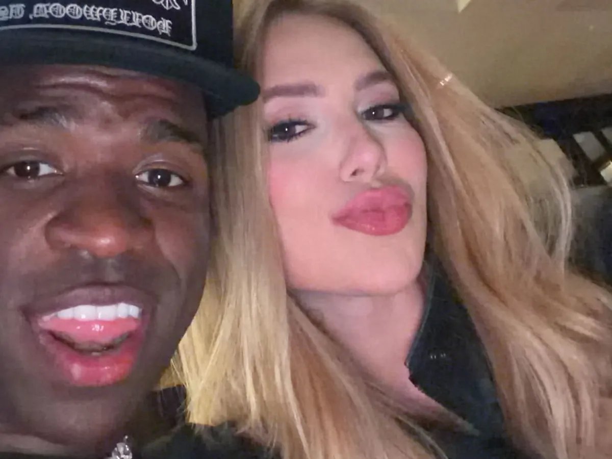 jessicatuga's tweet photo. Estes jogadores de futebol negros reclamam tanto do racismo que dizem sofrer mas namoram e assumem sempre as brancas e loiras. 
NUNCA assumem ou namoram uma mulher negra. Porque será? A resposta é obvia e fácil de perceber.
Por isso poupem-me as lições de moral desta gente! https://t.co/0FjUzvMvVK