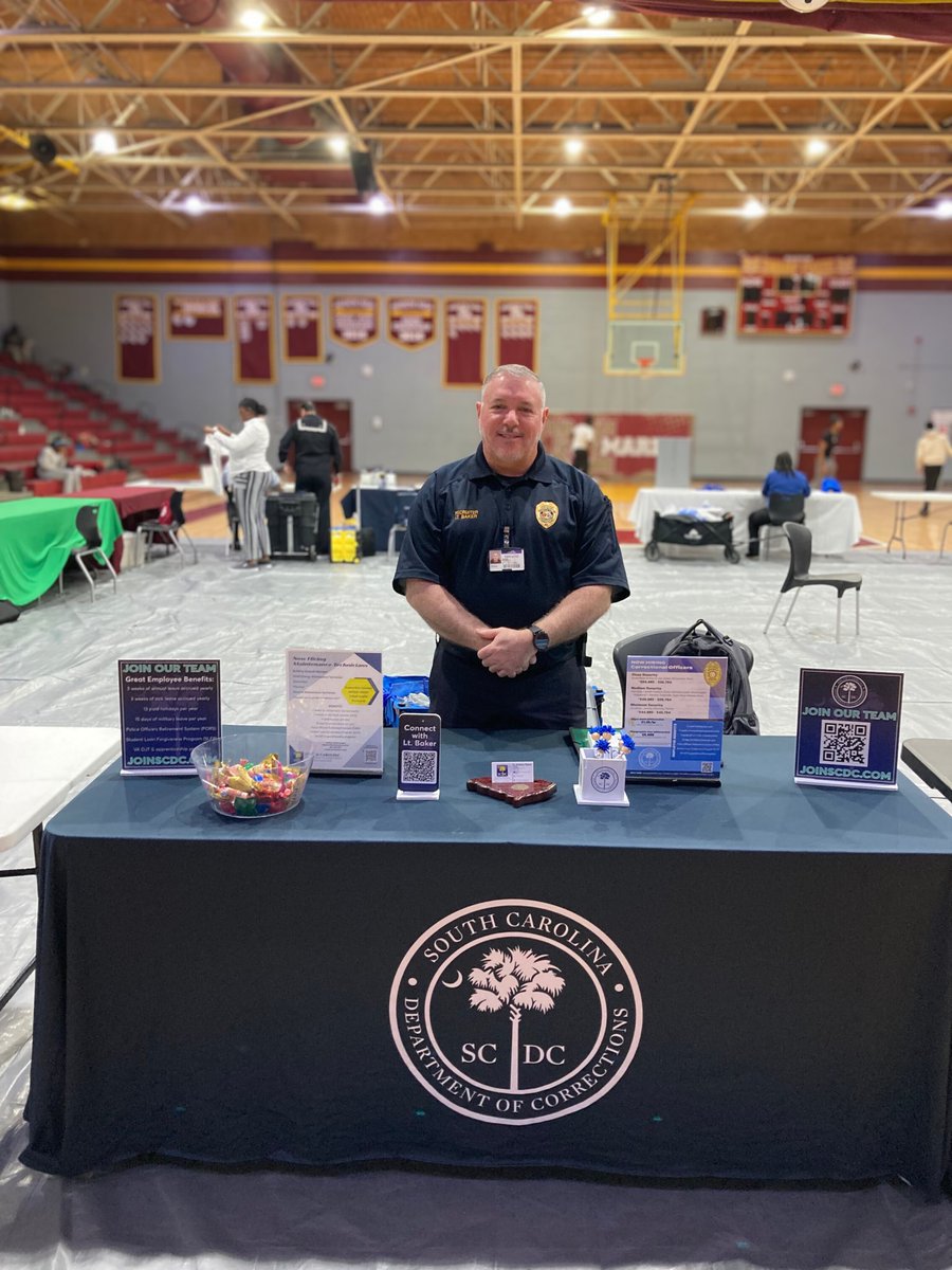 SCDCcareers's tweet image. Our #recruiter is networking w/ students @ Marion High School. #DidYouKnow we can hire correctional officers starting at 18 yrs. old? That means high school seniors can discover our rewarding #SCcareers &amp;amp; generous employee #benefits package👍

👉JoinSCDC.com 2️⃣ #Apply