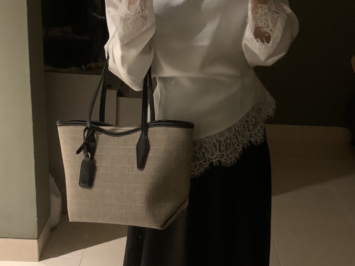geevvoni's tweet photo. nemu top yang gak kalah cantik (ada lacenya 😭💗) dia punya tali dibelakang yang bisa diadjust jadi bikin terlihat fit body juga dan pastinya super dingiiin! 

- top (white): https://t.co/dsN9oyfbxx
- skirt (black): https://t.co/6lVxsoGB7f https://t.co/rkfpEJYx3P
