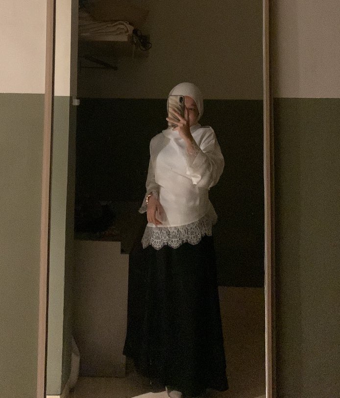 geevvoni's tweet photo. nemu top yang gak kalah cantik (ada lacenya 😭💗) dia punya tali dibelakang yang bisa diadjust jadi bikin terlihat fit body juga dan pastinya super dingiiin! 

- top (white): https://t.co/dsN9oyfbxx
- skirt (black): https://t.co/6lVxsoGB7f https://t.co/rkfpEJYx3P