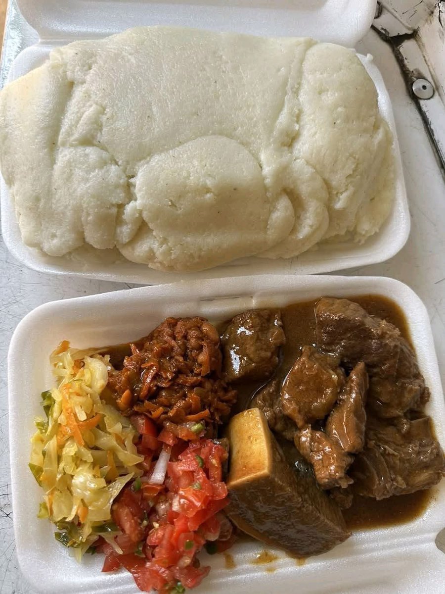 Ndi_Muvenda_'s tweet photo. Women at the Taxi Rank cook the best meals, this meal is only R25 🍛 https://t.co/Evs0JyCPum