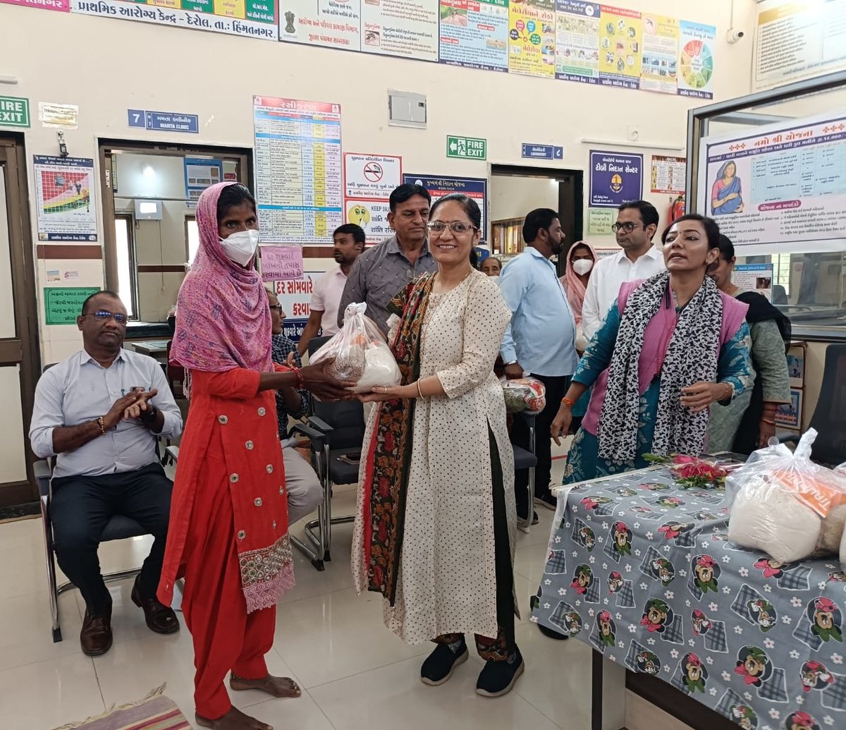 ક્ષય મુક્ત ભારત તરફ ડગલું.
દેરોલ PHC ના અધિકારી, કર્મચારીઓ દ્વારા ક્ષય રોગ ના 51 દર્દીઓને #પોષણકીટ નું વિતરણ.
દર્દીઓના પોષણ સ્તર સુધારવા આરોગ્ય કેન્દ્ર ટીમનો માનવીય અભિગમ.
“પોષણ સાથેની સારવાર – ક્ષયરોગ સામેની જીત”
દર્દી કેન્દ્રિત સર્વાંગી આરોગ્ય સેવા માટે કટિબદ્ધ. 
#TBMuktBharat