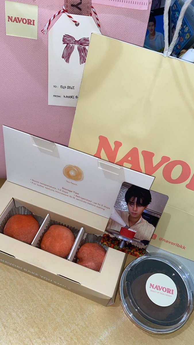 EkaDewi_'s tweet photo. It’s @navoribkk time 🎀🤤 Finally I got this variant 🍫🍑 Special thanks to kak @joongdunkfans , akhirnya kebagian po 🥹

The photocard is so cutee @dunknatachai 🤏🏼🍓

#NAVORIDubaiChewyCookies 
#NAVORIPeachTea
#NAVORIBKK #dunknatachai https://t.co/xEqiaqCLBy