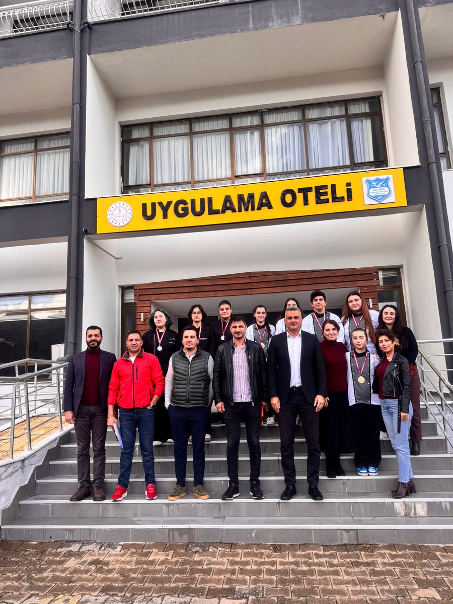 HalitMtal's tweet photo. Okulumuzda bugün GEMAD başkanı Sayın Çetin Deniz ve duayen şeflerimiz Halit Çandır, Tufan Keser ve Muhammet Gümüş'ü ağırladık. Katkıları ve destekleri için teşekkür ederiz. @tcmeb @mugla_mem @MarmarisMem https://t.co/7vB4Bg5F4r