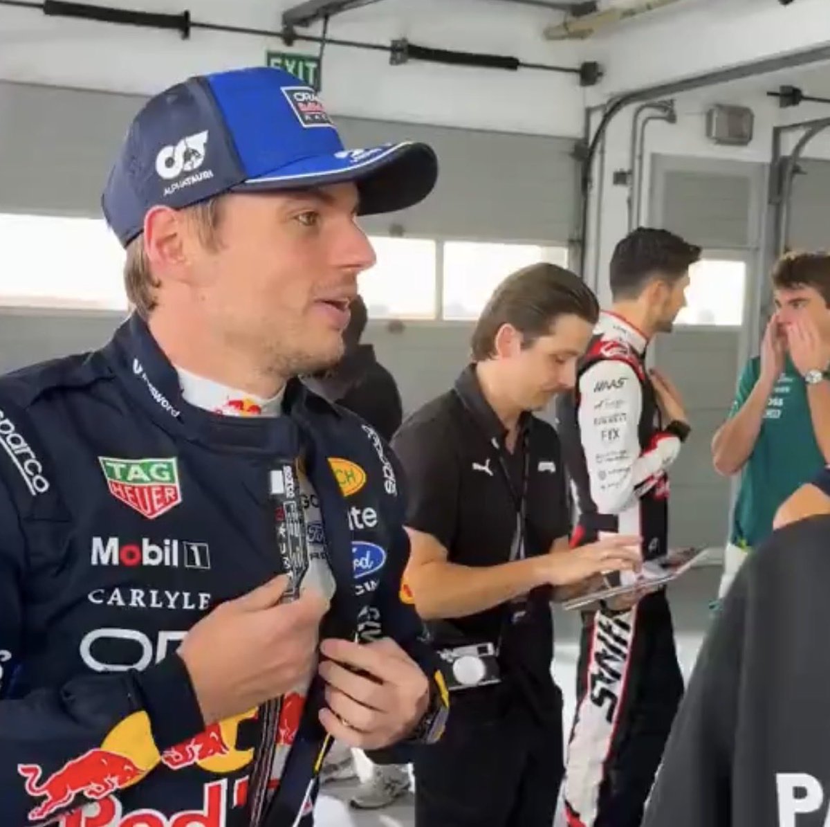 Ay Maxie. Adivinen a quién estaba viendo.