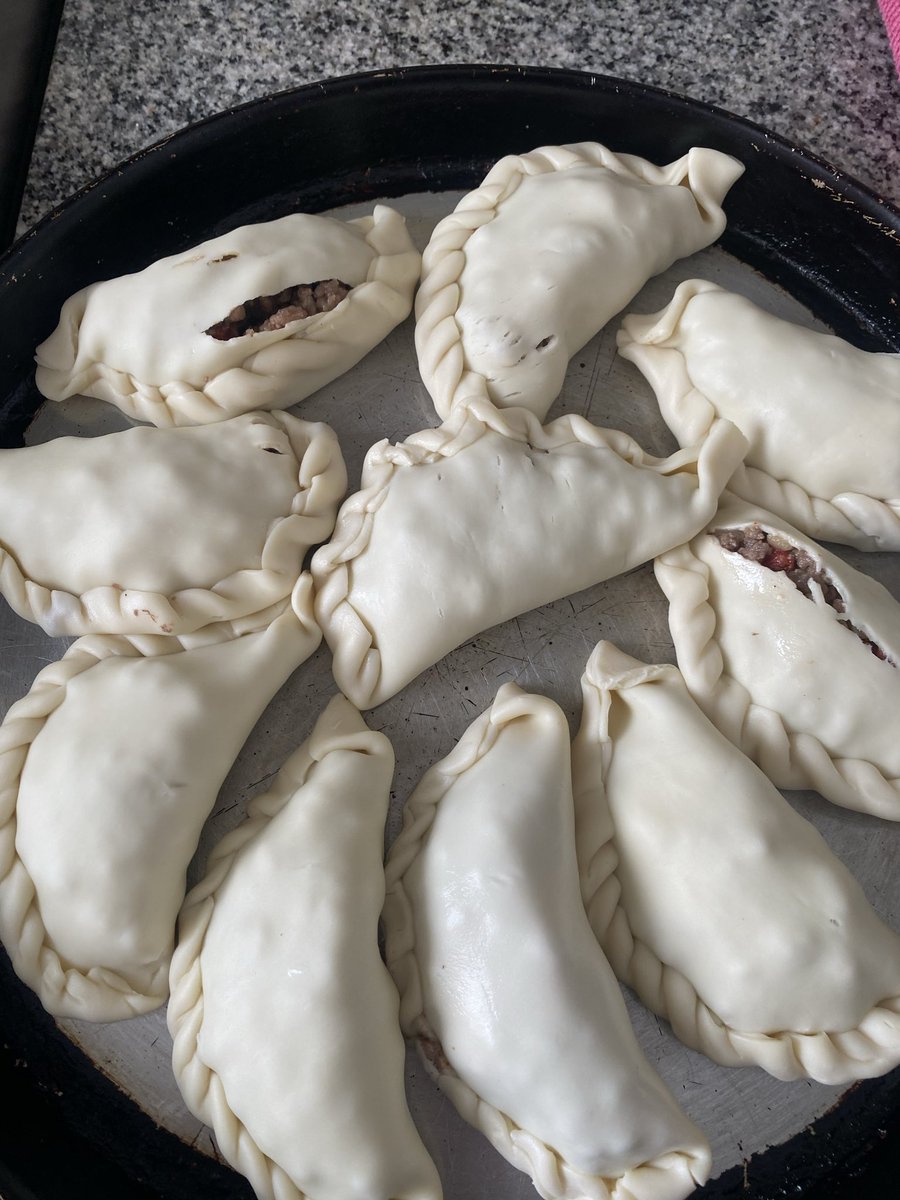 marydira's tweet photo. @carrefourarg tapas de empanadas imposibles, vinieron rajadas! Las compré ayer en el supermercado de la calle Salguero. https://t.co/brFqmMJ1gs
