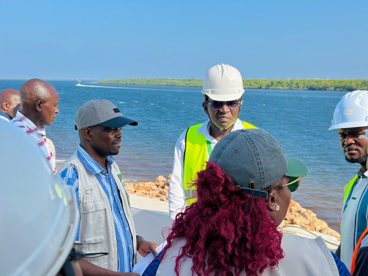 JomeliMalidadi's tweet photo. Folks we were honoured to host the Government's Delivery Unit in Lamu County to inspect ongoing National Projects. For the first time Development is happening in every County in the Republic of Kenya 🇰🇪 at the same time No Region is left Behind. God bless Kenya. # AHP,#BETA#RPL https://t.co/hoLfFjjM8J