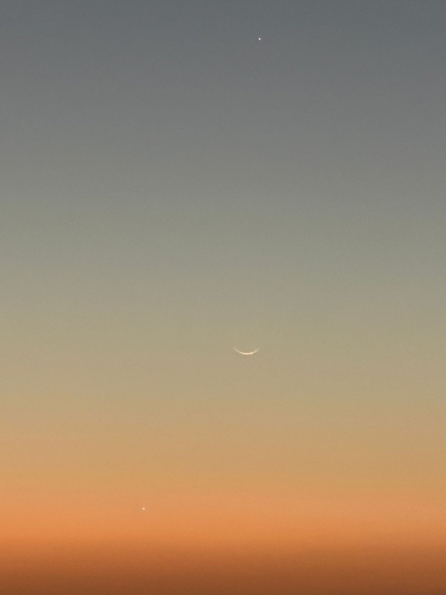 هلال ليلة الثاني من رمضان… واضح جليّ في الأفق، وشاهد عدل على صحة ما أُعلن وثبت.
إلى من شكك في رؤية أهل سدير:
ليس كل ما خفي عليك خفي على غيرك، فالرؤية علمٌ وتجربةٌ ومواقع ترصد وأعين اعتادت متابعة الأفق لحظة بلحظة. التشكيك دون بيّنة يزرع البلبلة ويطعن في شهادات رجالٍ عُرفوا