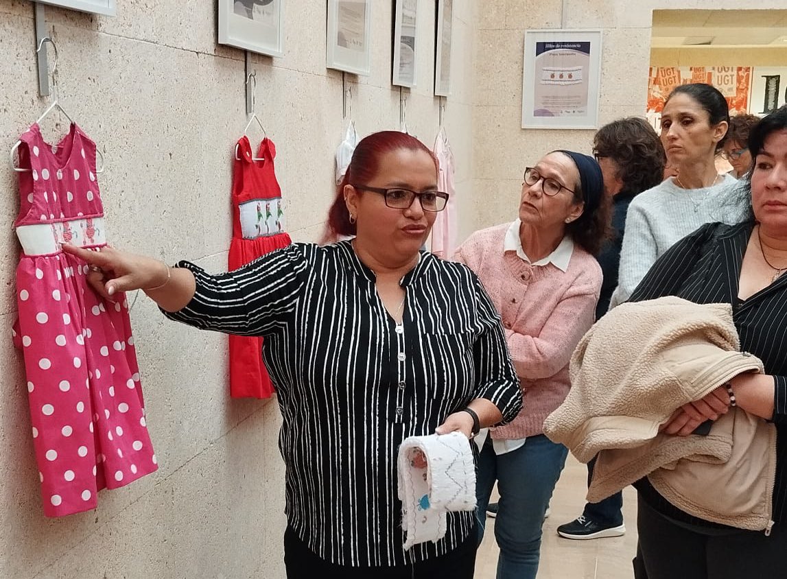 PresidenciaGOIB's tweet photo. 🌏🇸🇻 El director general d’Immigració i Cooperació al Desenvolupament, @ManuPavonIB, ha assistit a la presentació de la investigació “Hilos de resistencia: Cuerpos y vidas de las bordadoras a domicilio”, un projecte de cooperació amb dones bordadores d’El Salvador impulsat per @ISCOD_UGT.

💙 Una iniciativa que posa en valor el treball d’aquestes dones i contribueix a fer visibles les seves veus i experiències.