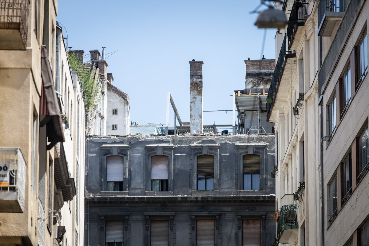 indexhu's tweet image. Több ember ellen vádat emeltek a Jókai utcai házomlás ügyében, ami után lebénult egy balerina.

index.hu/belfold/2026/0…

Fotó: Szollár Zsófi / Index

#lawsuit #Hungary #injury #indexhu