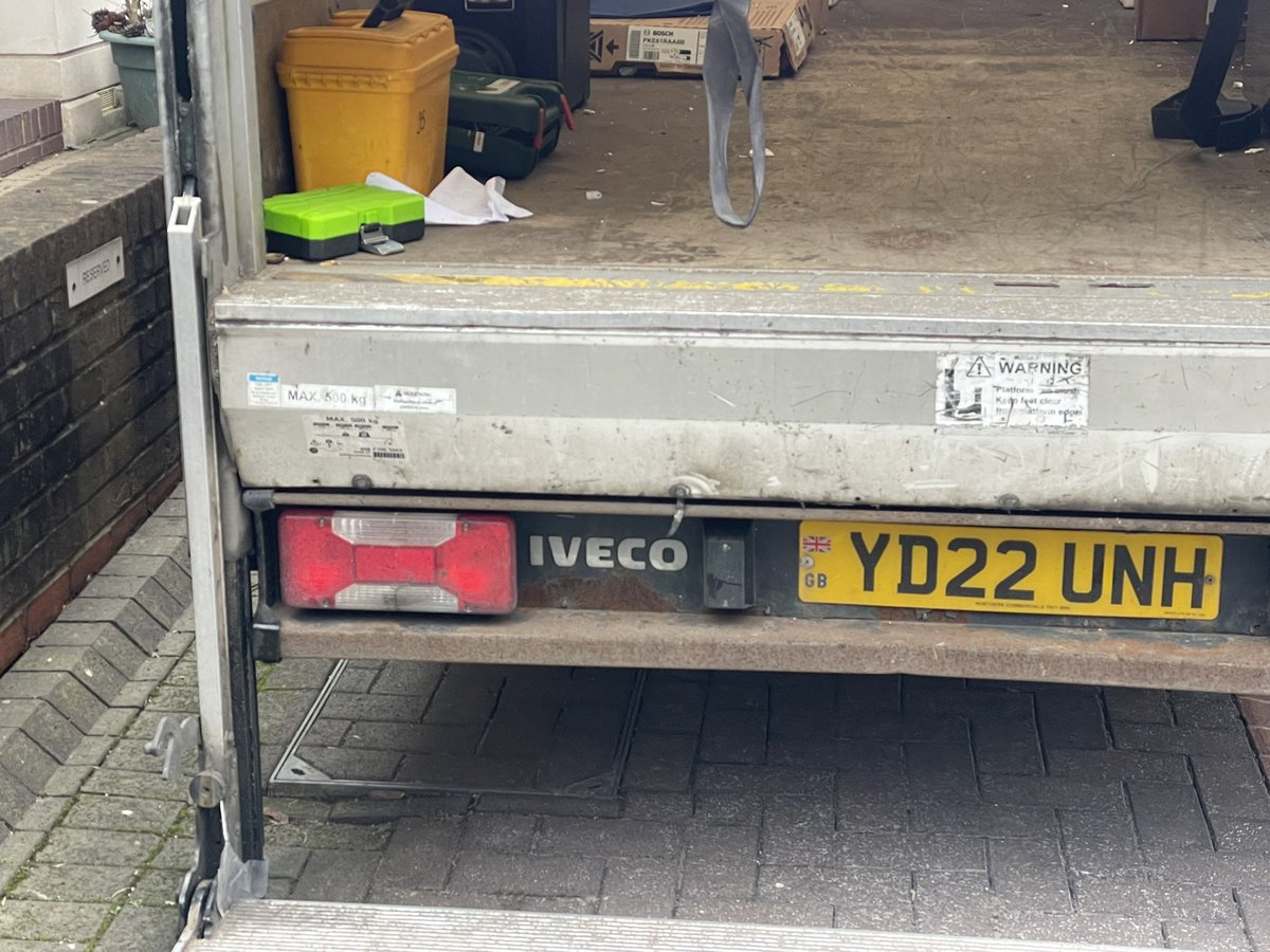 frankiebgood's tweet photo. @currys this open abandoned delivery van of yours urgently needs moving- how do I get this actioned?! None of your phone line able to deal https://t.co/mLFLp98Ltf