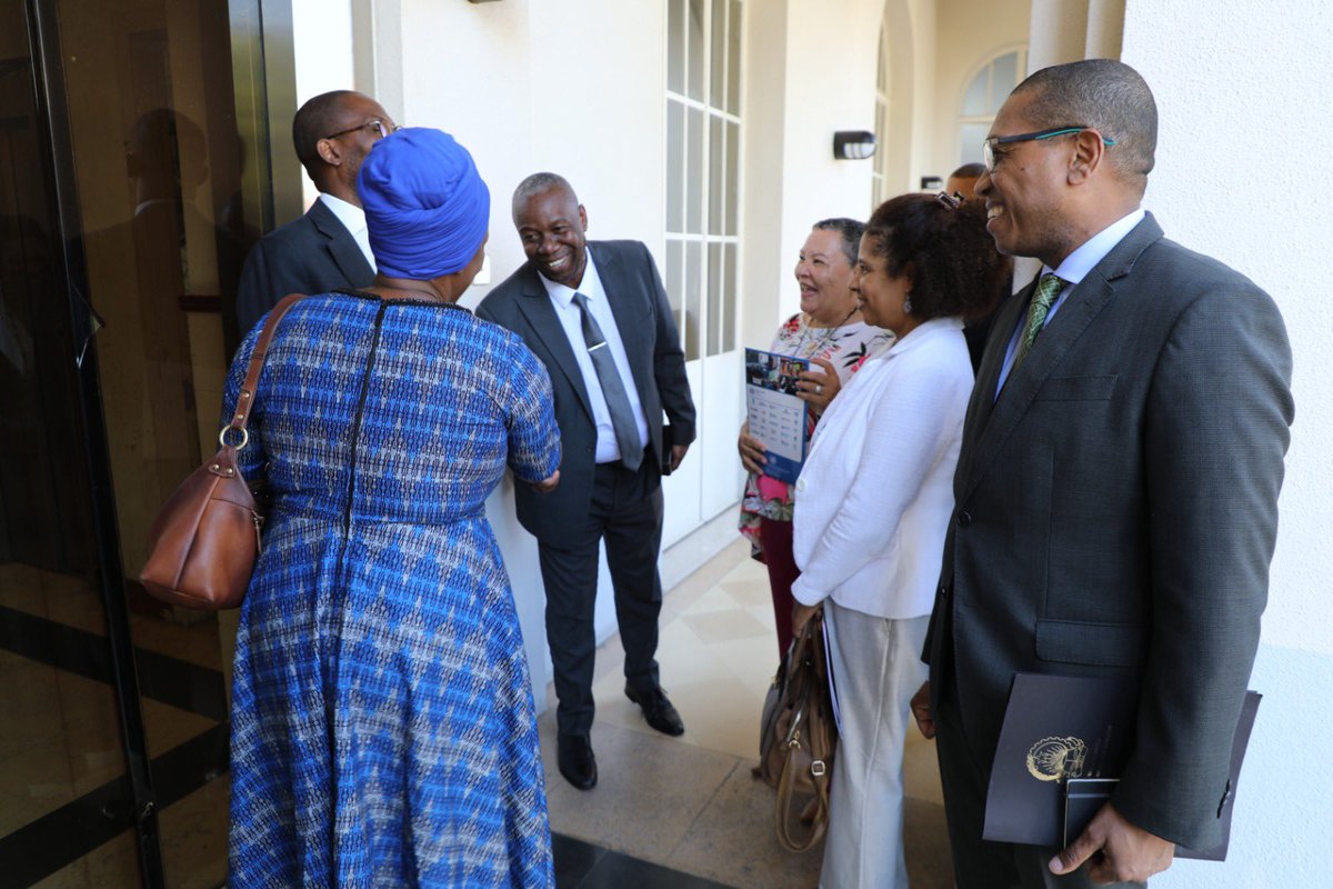 angola_Mirex's tweet photo. Sua Excelência Embaixador Téte
António, Ministro das Relações Exteriores, recebeu nesta quarta-feira, 18 de Fevereiro, em Luanda, as Cartas Credenciais de Sua Excelência Amanda
Khozi Mukwashi, indigitada para exercer funções de nova Coordenadora
Residente das Nações Unidas em
Ang https://t.co/te342qnQZe