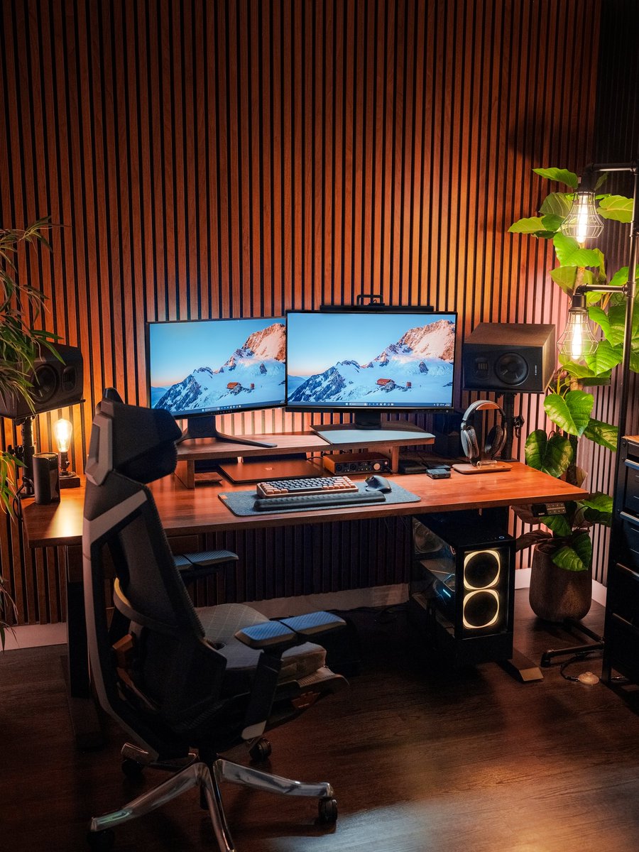 deskyau's tweet photo. Built around the Desky Dual Hardwood Sit Stand Desk in Walnut, paired with the Vanguard Gaming Chair and finished with aftermarket wall panels for the ultimate gaming setup 🎮

📸1800mm (72”) x 750mm (30”)

#Desky #DeskyDesk #DeskSetup #WorkspaceGoals https://t.co/4hdxcAAPyM