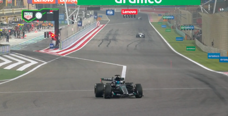 TearOffFR's tweet photo. 🔴 DRAPEAU ROUGE ! 🔴

Mais pas de panique, c'était prévu.

Toutes les voitures rentrent aux stands et repartent pour un tour de formation et le départ 🚥

#F1 #F1Testing https://t.co/CHTxckkaub