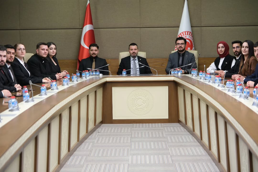akgencyozgat's tweet photo. TBMM
Yozgat Milletvekilimiz Süleyman Şahan’ı, İl Gençlik Kolları Başkanımız Av. Mücahit İbrahim Çelik ve teşkilatımızla ziyaret ettik. Gençliğe dair çalışmalarımızı istişare ettik. Nazik ev sahipliği için teşekkür ediyor, birlik ve kararlılıkla yolumuza devam ediyoruz. https://t.co/OB2lf2l4ov