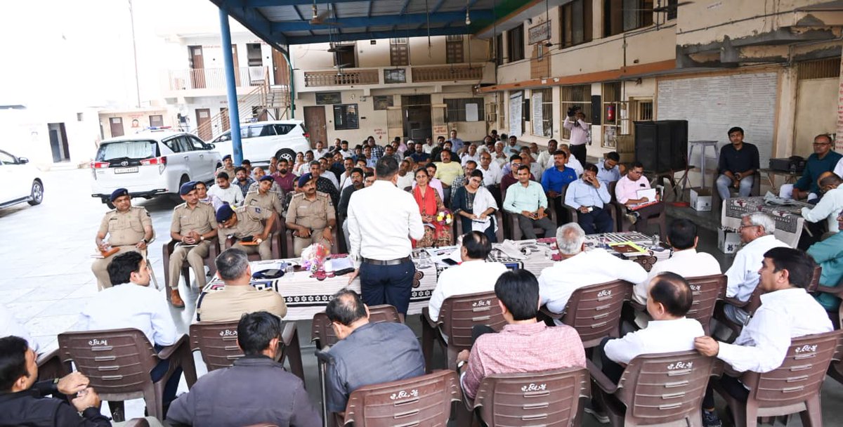 કનીજ રણછોડરાય મંદિર ખાતે ડાકોર પદયાત્રી સેવા સંકલન સમિતિની બેઠક યોજાઈ. પદયાત્રીઓ માટે આરોગ્ય, સ્વચ્છતા, સુરક્ષા અને ભંડારાની સુવિધાઓની સમીક્ષા કરી. સિવિલ સોસાયટી અને વહીવટીતંત્રના સંકલનથી સ્વચ્છ, સુરક્ષિત અને સુવ્યવસ્થિત પદયાત્રા માટે સંપૂર્ણ આયોજનની વિસ્તૃત ચર્ચા કરવામાં આવી.