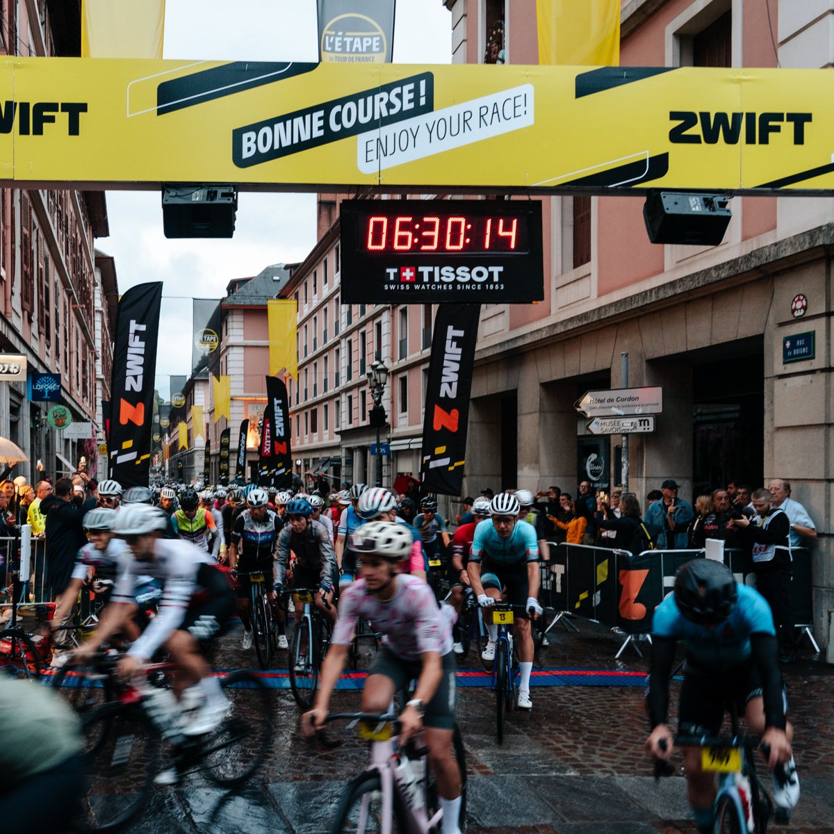 LEtapeFemmes's tweet photo. L’énergie du départ ⚡️
#LEtapeFemmes, ça se rapproche 🙌🏼

The energy of the start ⚡️
#LEtapeFemmes is getting closer 🙌🏼

📸 A.S.O. / Xavier Pereyron &amp; Victor Barcus https://t.co/71Hybq2B7I