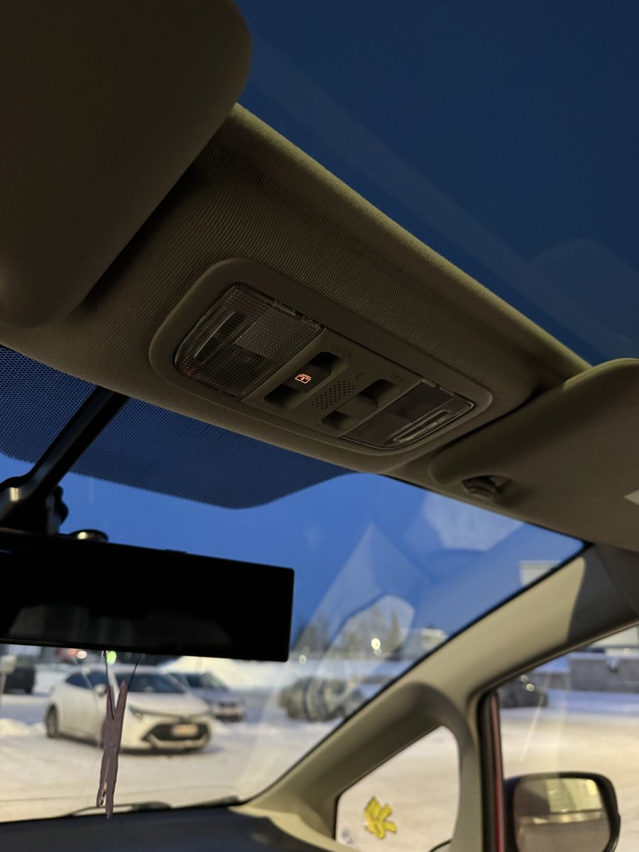 internetdunce's tweet photo. @blondedjayjay no sunroof but panorama glass roof https://t.co/yloYFurtWl