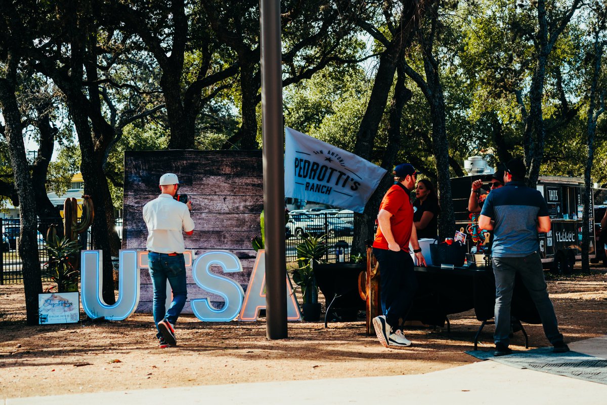 A big thank you to <a href="/pedrottis/">Pedrotti's Ranch</a> for serving as the presenting sponsor for yesterday's <a href="/UTSABSB/">UTSA Baseball ⚾️</a> game and to Anthony Pedrotti for all his support and throwing the first pitch!

#BirdsUp 🤙 #LetsGo210