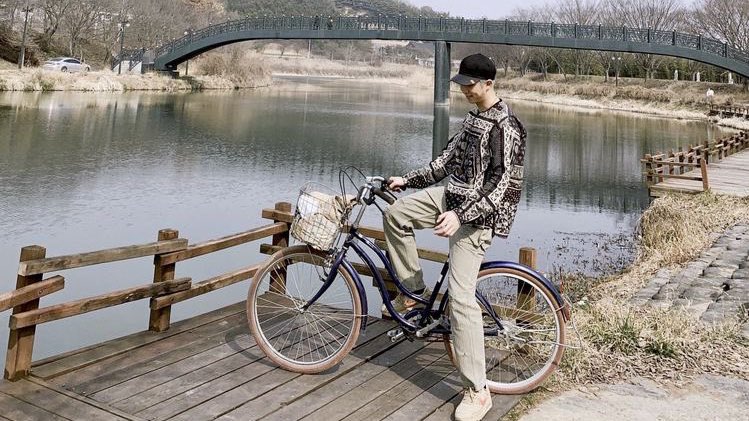 Jeongguklogy's tweet image. Namjoon dijo que cuando monta bicicleta se libera de la presión y no le importa si lo reconocen, porque es cuando se siente mas libre. Es su terapia, su lugar seguro. Y ahora que maneja su propio carro, es bonito verlo encontrar libertad en el camino, ya sea en bici o al volante.