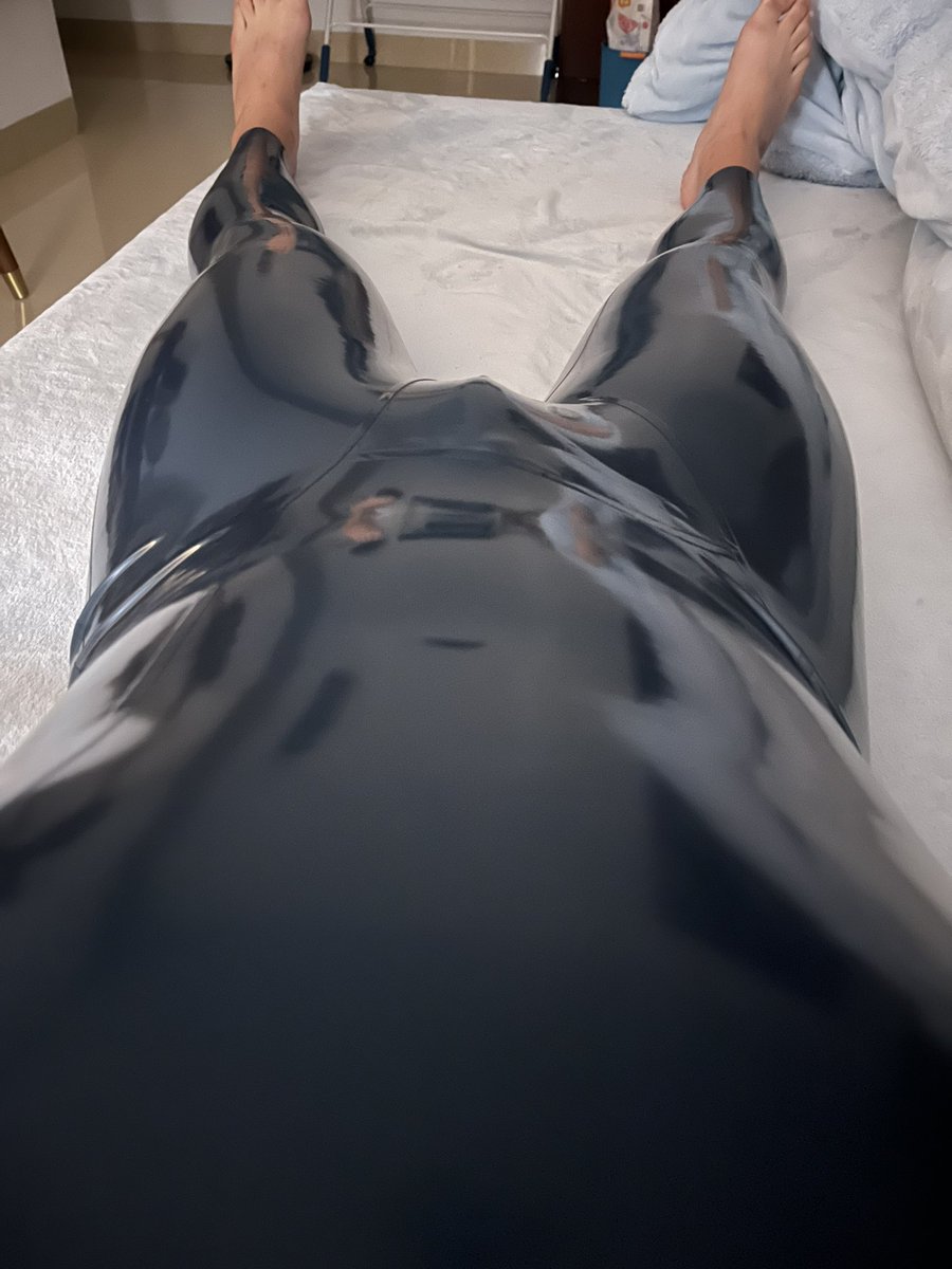 latexDDD's tweet photo. 新年第一次穿胶衣，爽飞了 https://t.co/1CwyA8wYI2