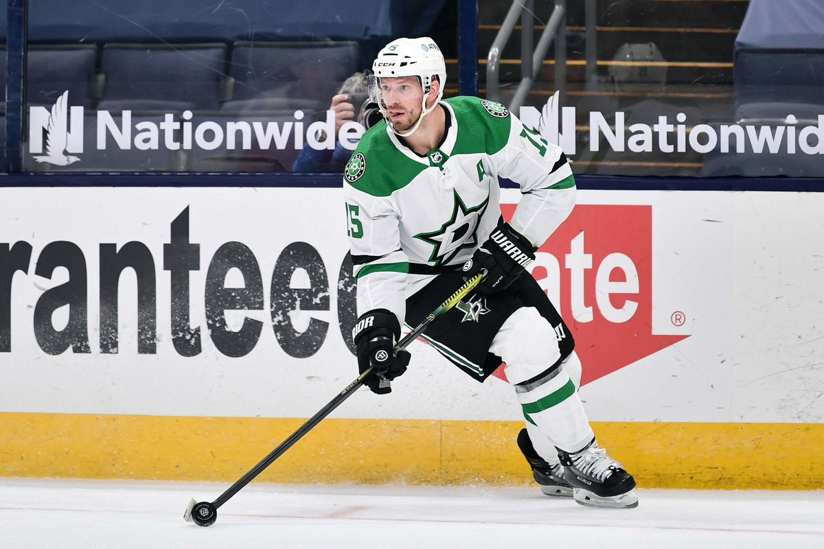 Happy birthday (2/18/1986) to former Dallas Stars forward Blake Comeau. He scored 49 points (20-29-49) in 189 regular season games for Dallas between 2018-2022. 

📸: Jamie Sabau/NHLI via Getty Images

#TexasHockey