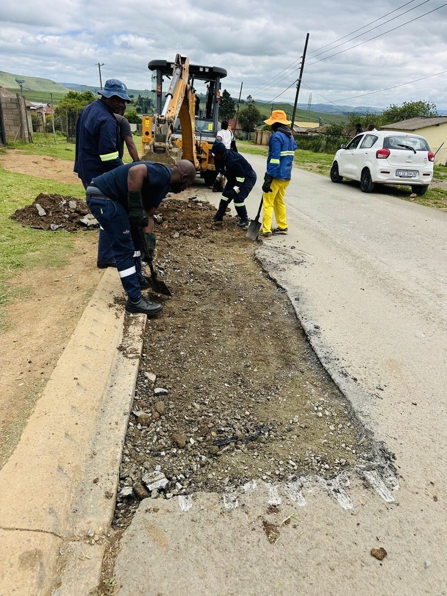 UmngeniLocal's tweet image. A MUNICIPALITY AT WORK

Our roads and stormwater teams conducting pothole repair preparations and potholes patching on Chris Hani Highway in Mpophomeni. 

#MakingProgressTogether