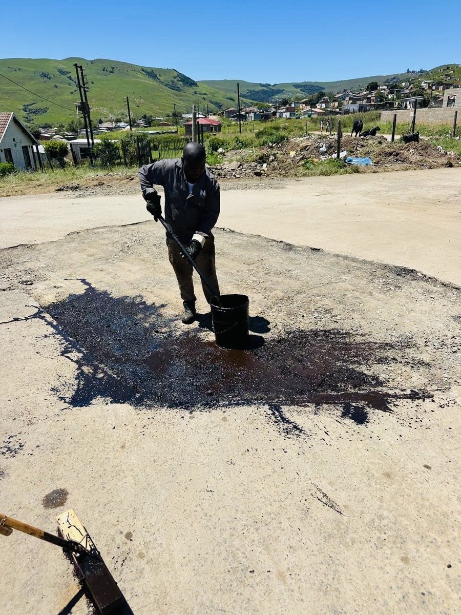 UmngeniLocal's tweet image. A MUNICIPALITY AT WORK

Our roads and stormwater teams conducting pothole repair preparations and potholes patching on Chris Hani Highway in Mpophomeni. 

#MakingProgressTogether
