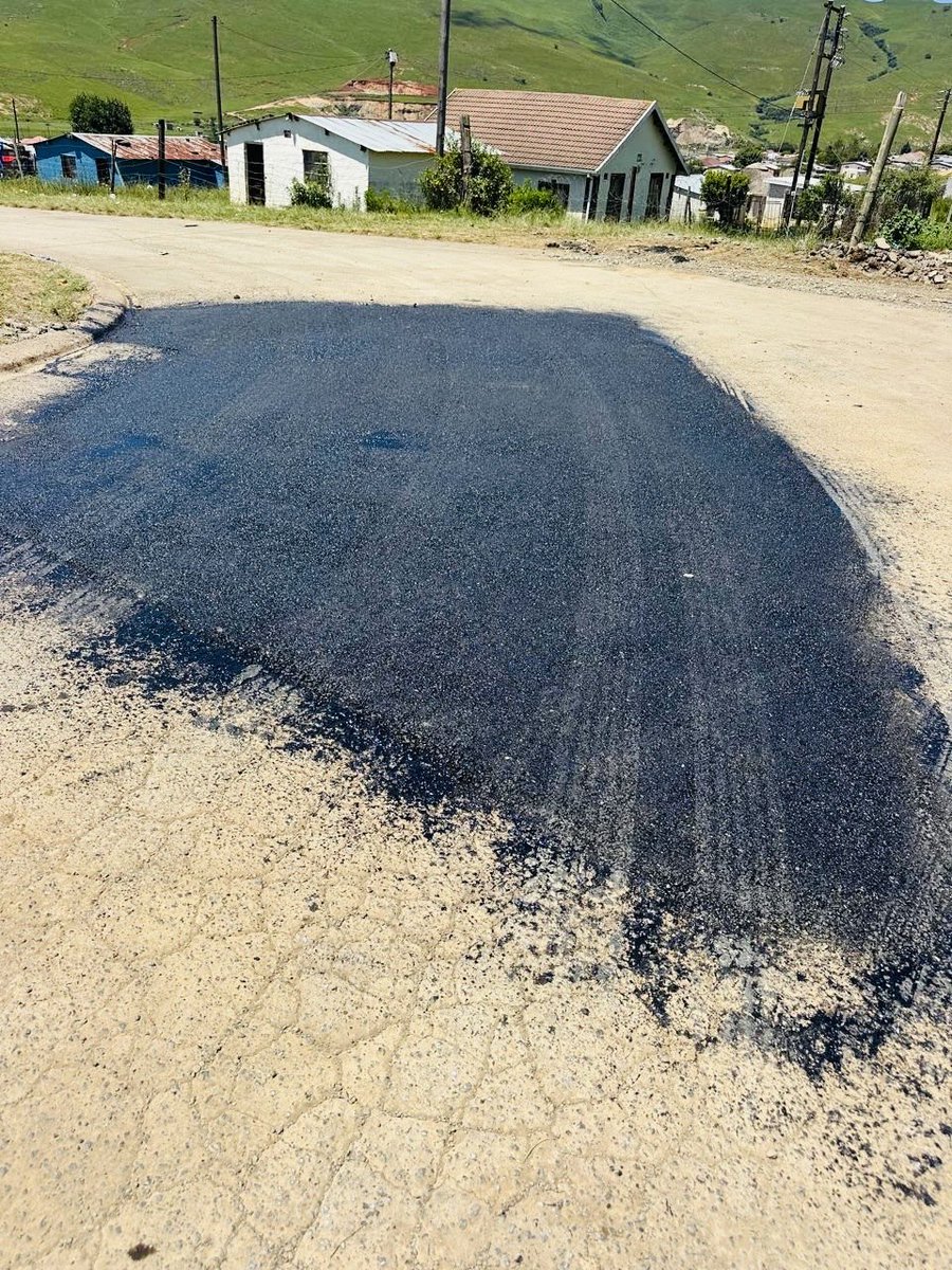 UmngeniLocal's tweet image. A MUNICIPALITY AT WORK

Our roads and stormwater teams conducting pothole repair preparations and potholes patching on Chris Hani Highway in Mpophomeni. 

#MakingProgressTogether