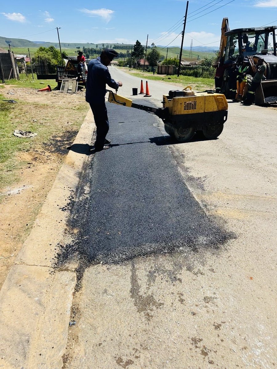 UmngeniLocal's tweet image. A MUNICIPALITY AT WORK

Our roads and stormwater teams conducting pothole repair preparations and potholes patching on Chris Hani Highway in Mpophomeni. 

#MakingProgressTogether