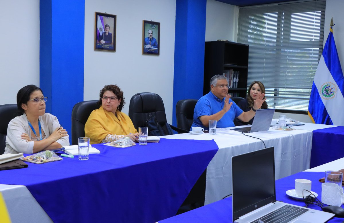 PDDHElSalvador's tweet photo. En la reunión presidida por la #ProcuradoraDDHH @RaqueldeGuevara, participaron #AdjuntaDDHH Mireya Tobar, #AdjuntoDatosyTecnología Pablo Juárez, Jefe de Planificación Carlos Herrera, Director de la #EscuelaDDHH Miguel Muñoz y Jefa del Dpto. de Tecnología Guadalupe de Fernández. https://t.co/bEUdFrsSwe