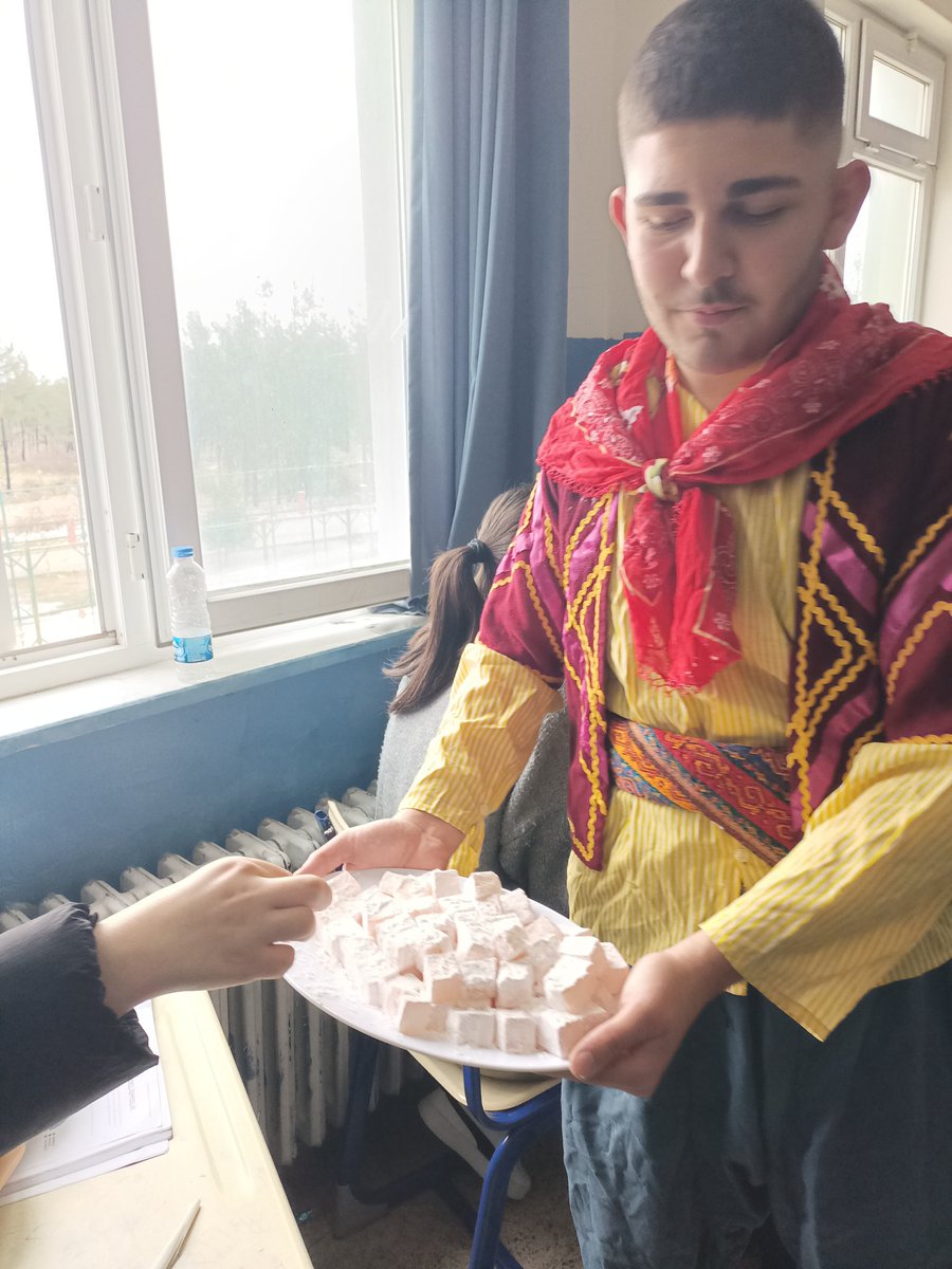 GulnarLisesi's tweet photo. Öğrencilerimizle birlikte ramazan heyecanını sınıflarımıza taşıdık. 🥁Öğrencilerimiz yöresel kıyafetleri ile davul eşliğinde maniler söylediler. Geleneksel lokum ikramında bulun. @ismailsnl04 @Muhammed0744 @FatihBurgut @GulnarMEM @h_kadim33 @MuhammetBilgeD1 https://t.co/rNokWfLH0x