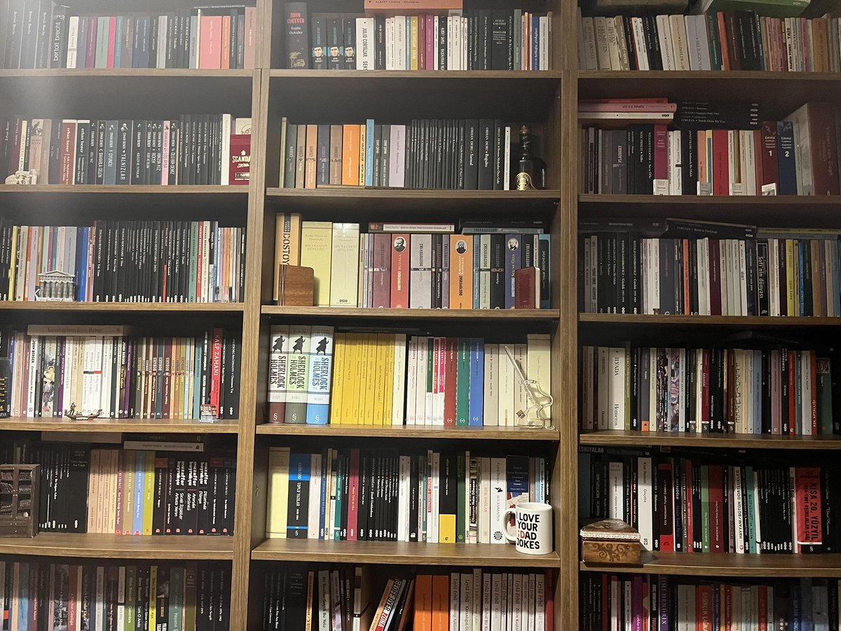 buyuluruzgar_'s tweet photo. tam da şu an odamda, karşımda yüzlerce kitap var. hepsini aynı anda okumak istediğim için bir tanesini bile okuyamıyorum. her şeyi yapmak istemenin korkunçluğuyla hiçbir şey yapamamak… https://t.co/GGxNAAYZyu