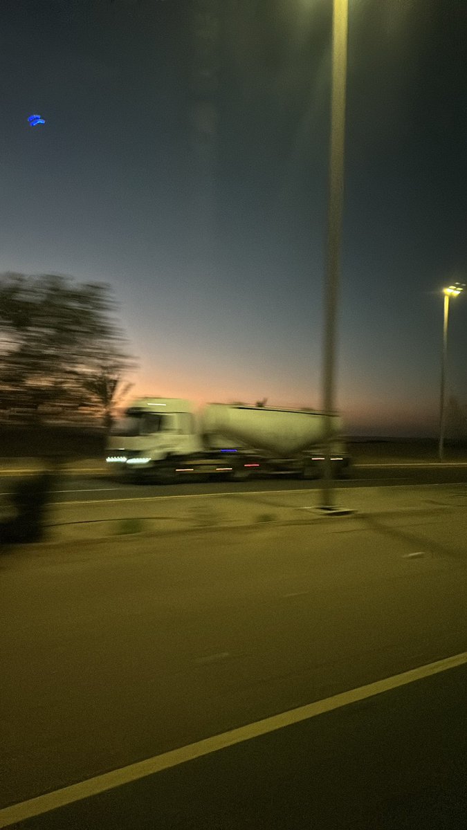 الطريق هذا الوقت مافيه غير انا وحقين التريلات