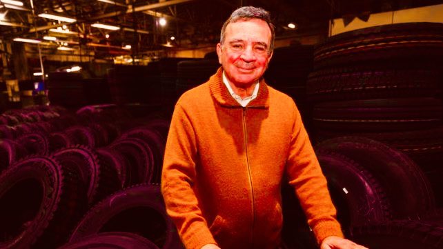 Mamdanes, dueño de FATE no es un empresario, es un DELINCUENTE que se hizo RICO robando a los argentinos con ayuda de gobiernos kirchneristas

Subsidiado por el estado, y beneficiado por el cierre de importaciones vendía NEUMÁTICOS 3 VECES MÁS CAROS que los países vecinos.