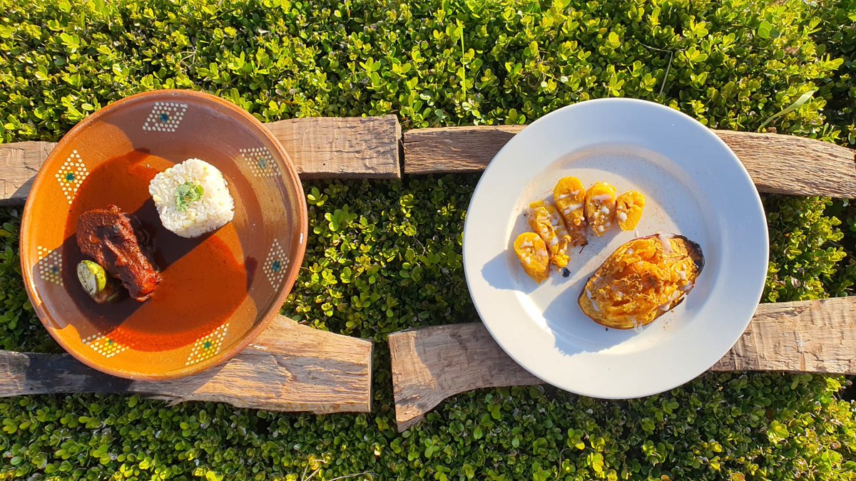 ITSSNPUEBLA's tweet photo. En la carrera de Gastronomía del Instituto Tecnológico Superior de la Sierra Norte de Puebla, estudiantes practicaron cocina tradicional con técnicas de humo y uso del tlecuil, preparando tlacoyos, mole de ajo y alimentos a las brasas. 
#CocinaExperimental #TecNMSierraNorte https://t.co/nfWvb0nrYy