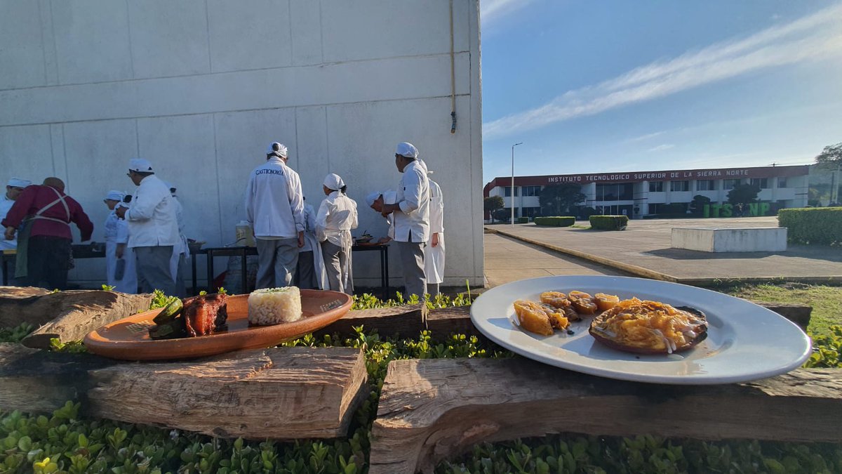 ITSSNPUEBLA's tweet photo. En la carrera de Gastronomía del Instituto Tecnológico Superior de la Sierra Norte de Puebla, estudiantes practicaron cocina tradicional con técnicas de humo y uso del tlecuil, preparando tlacoyos, mole de ajo y alimentos a las brasas. 
#CocinaExperimental #TecNMSierraNorte https://t.co/nfWvb0nrYy