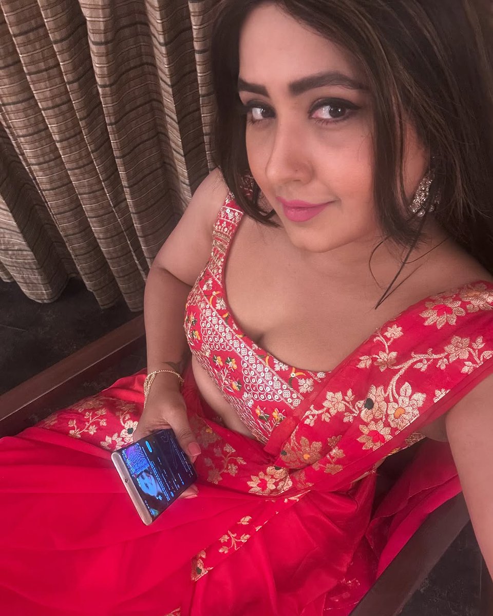 काजल राघवानी: कभी भोजपुरी की सबसे वायरल अभिनेत्री  हुआ करती थी,

जब खेसारीलाल यादव के साथ काम करती थी तो भोजपुरी इंडस्ट्री में खेसारीलाल यादव के नाम के बाद काजल राघवानी का नाम आता था 

लेकिन काजल राघवानी ने खेसारीलाल यादव को धोखा दे दिया और उन लोगों के साथ काम करने लगी जो खेसारी