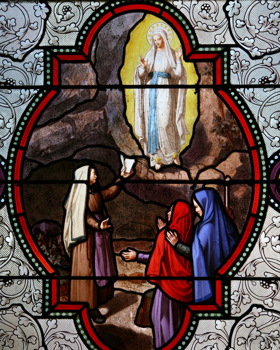 Célébrons ensemble la 3ème Apparition : la Dame parle.

Le jeudi 18 février 1858, pour la première fois, la Dame parle. Bernadette lui présente une écritoire et lui demande d’écrire son nom. Elle lui dit : « Ce n’est pas nécessaire. » Elle ajoute : « Je ne vous promets pas de