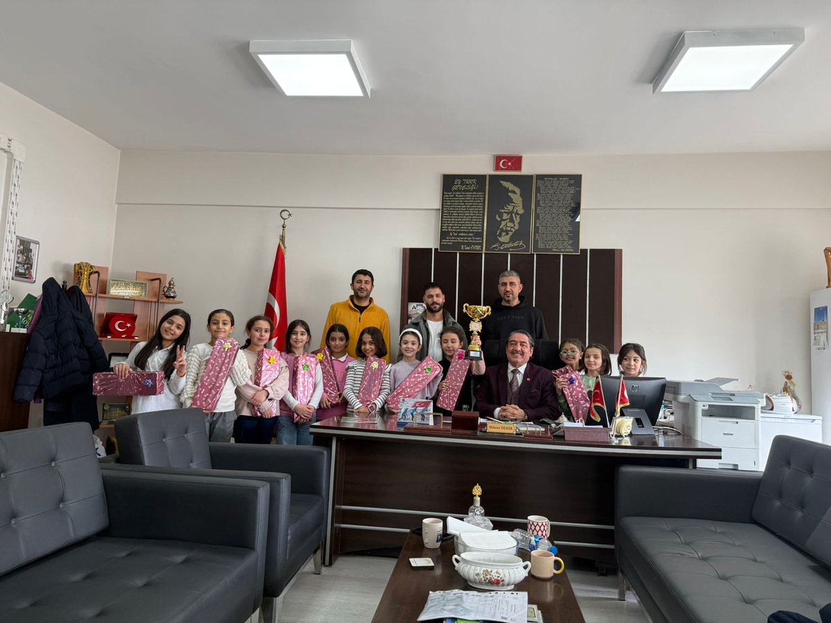 agriibrahimcec1's tweet photo. İl birinciliği derecesi elde eden okulumuz halk oyunları ekibi okul  müdürlüğümüzce ödüllendirildi. Başarılar minik şampiyonlar.@agri_mem_arge @agrimem @demirmehmet73 @ErSinPoLaT_ @hasan_kokrek @tcagrivaliligi @tcmeb https://t.co/06c0hizTz9