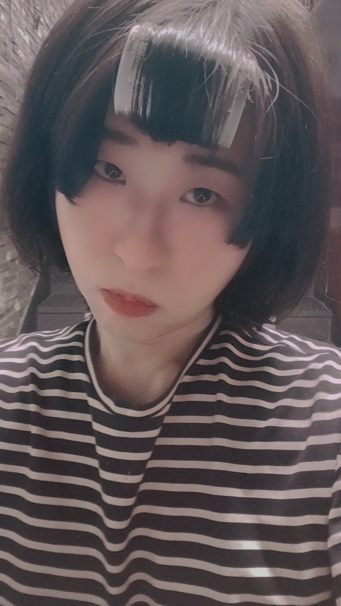 뭔가 표정이 왤케 삐진거같지 ㅋㅋㅋㅋㅋ