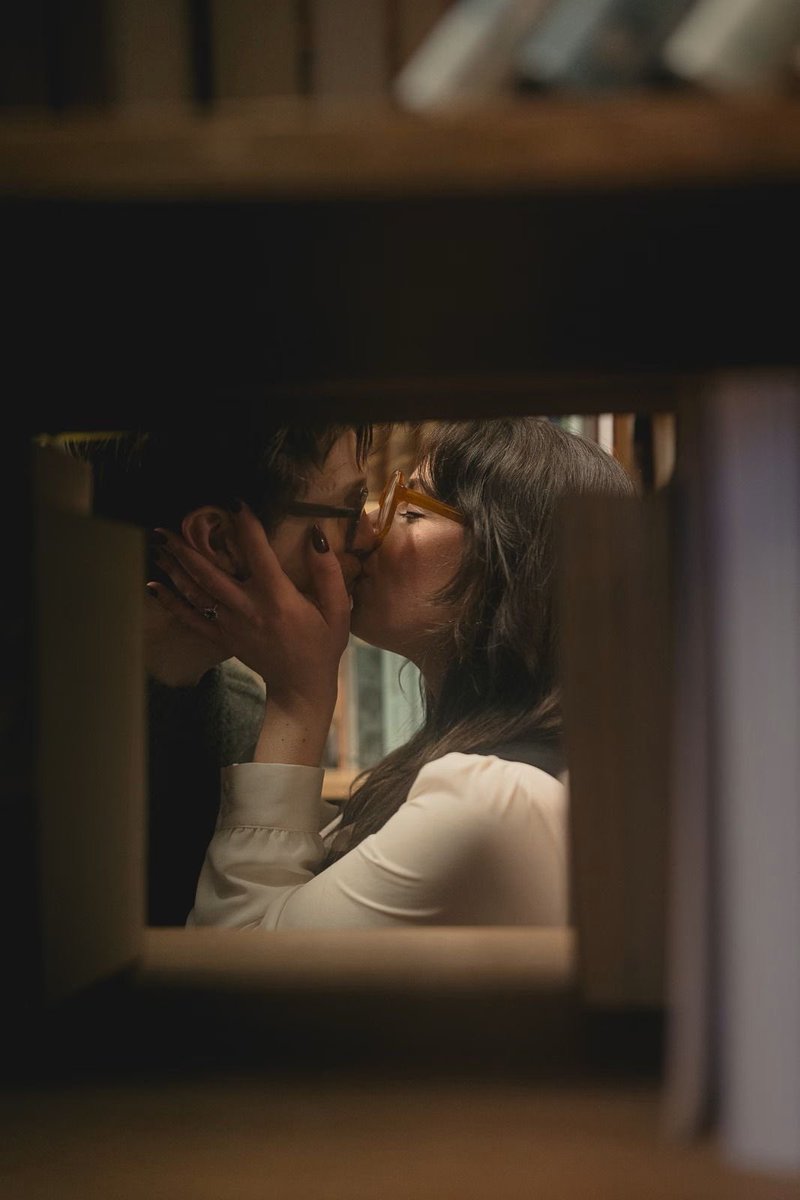 “On. Zrobił. Specjalne. Miejsce. Na. Moje. Książki. W. Swojej. Biblioteczce.
Ledwie powstrzymywałam łzy, które już chciały popłynąć po policzkach.
𝐽𝑒𝑠𝑧𝑐𝑧𝑒 𝑛𝑖𝑘𝑡 𝑛𝑖𝑔𝑑𝑦 𝑛𝑖𝑒 𝑧𝑟𝑜𝑏𝑖𝑙̵ 𝑑𝑙𝑎 𝑚𝑛𝑖𝑒 𝑐𝑧𝑒𝑔𝑜𝑠́ 𝑡𝑎𝑘... 𝑐𝑢𝑑𝑜𝑤𝑛𝑒𝑔𝑜.”
#brokenpromiseDW